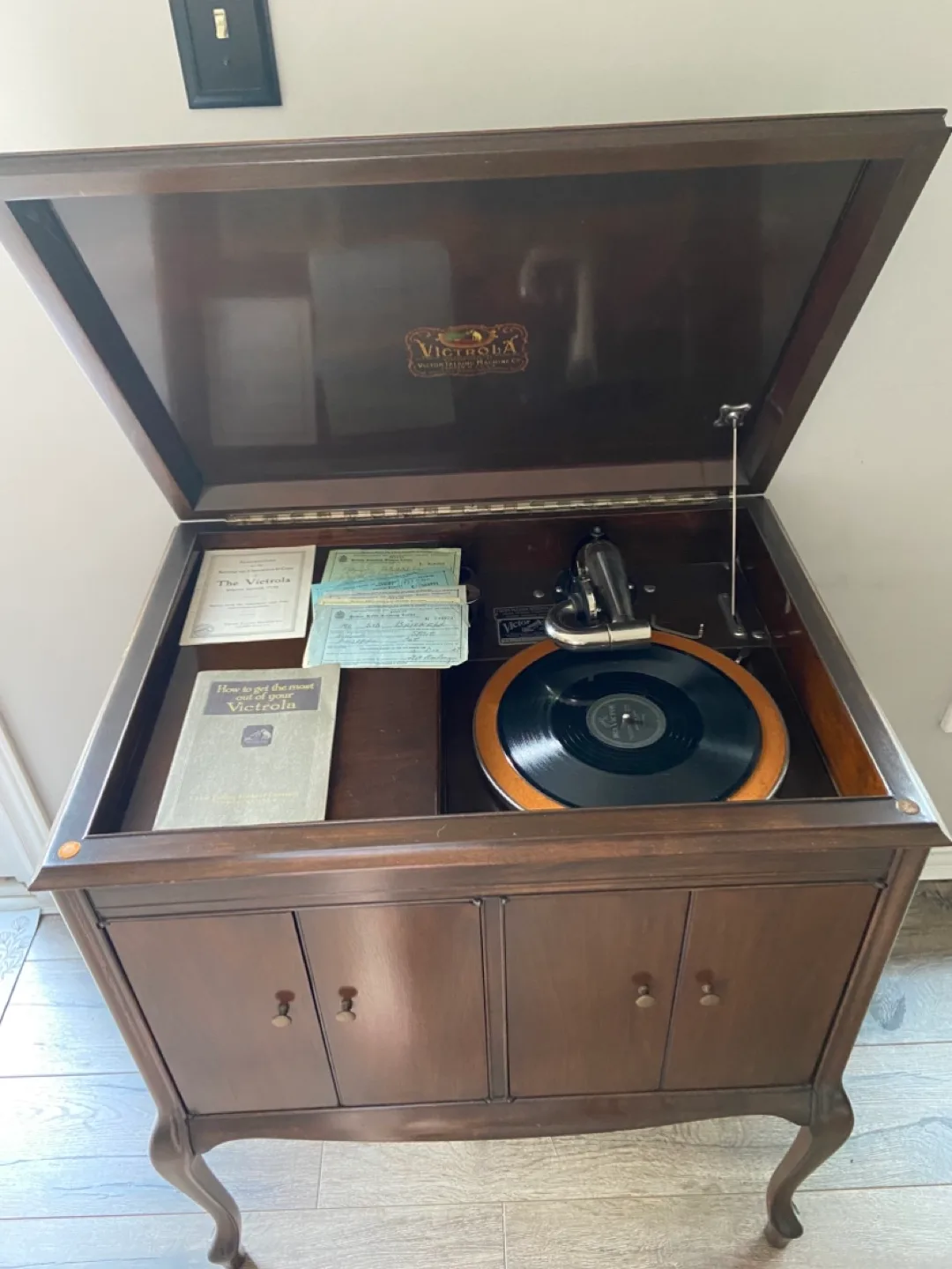 Victrola Record Player Cabinet 1925 image indicator(2)