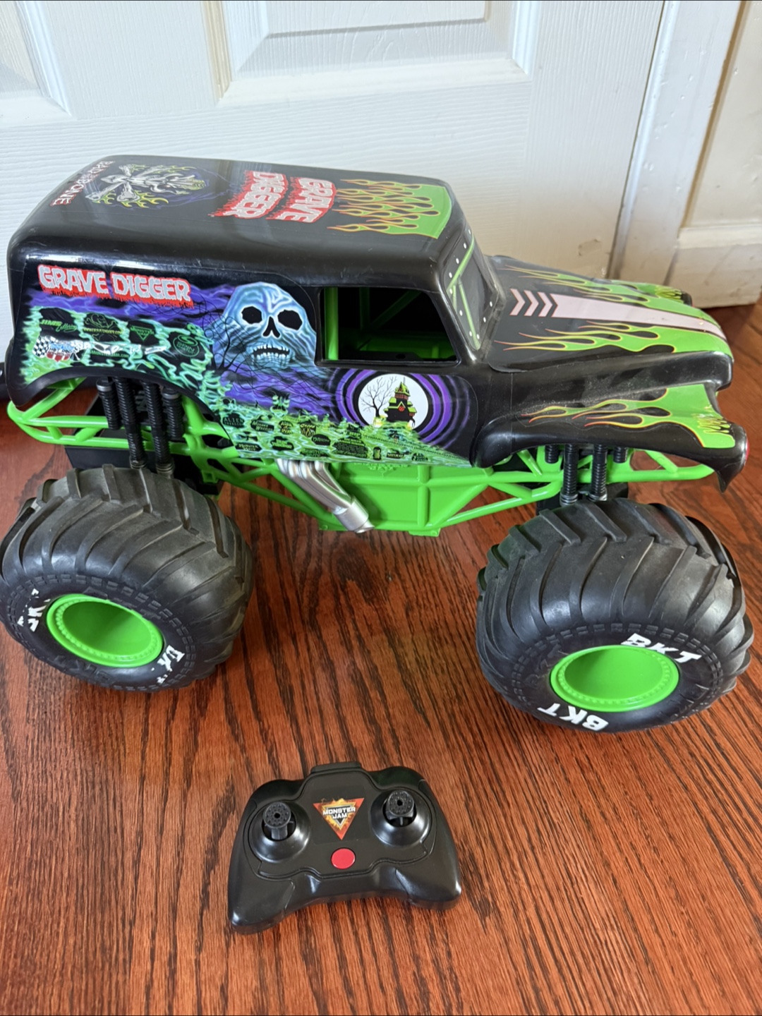 Monster Jam Grave Digger RC Truck - photo 2
