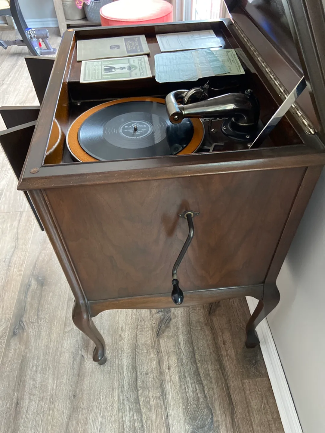 Victrola Record Player Cabinet 1925 image indicator(5)