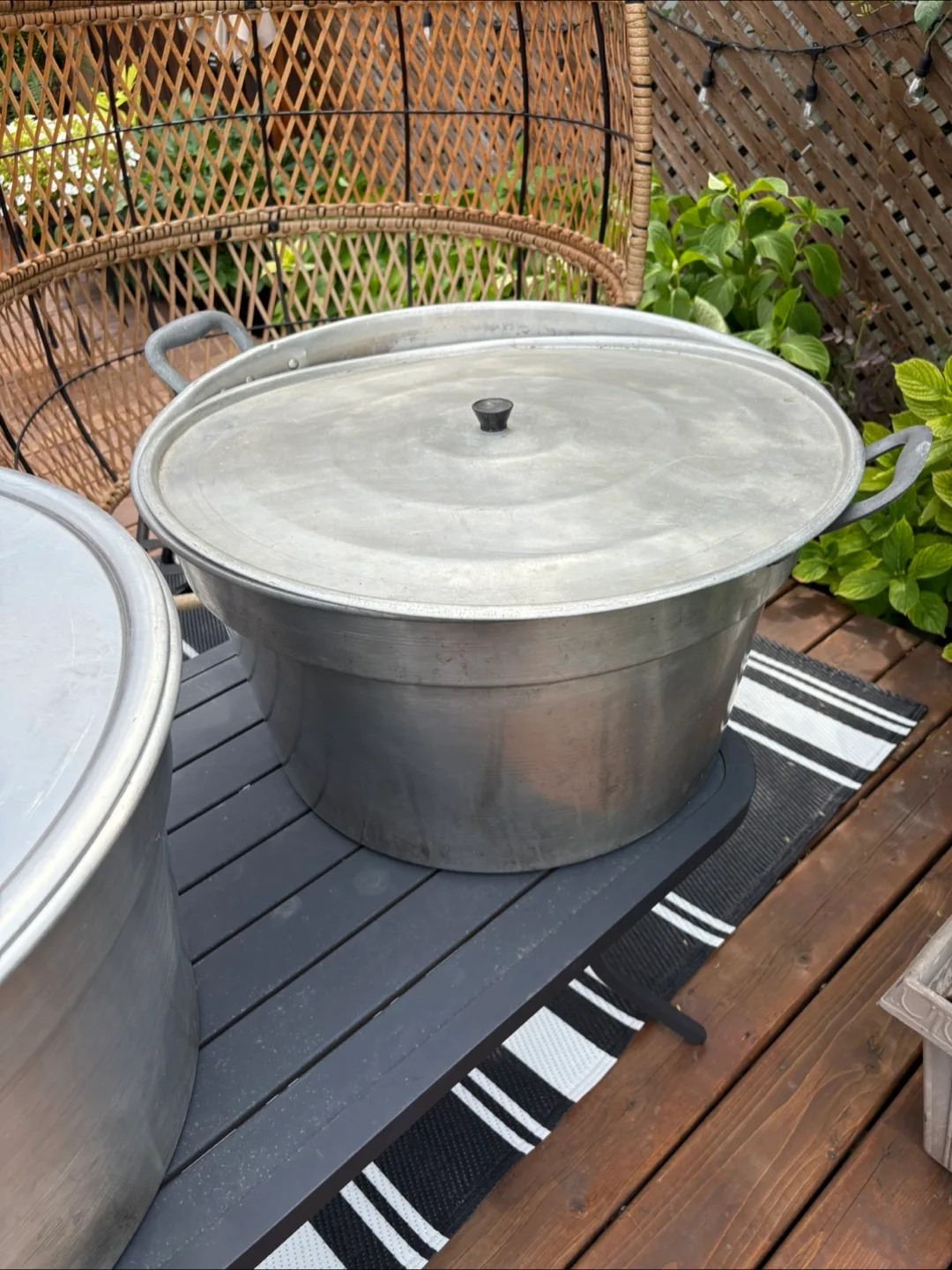 2 large boiling pots image indicator(2)