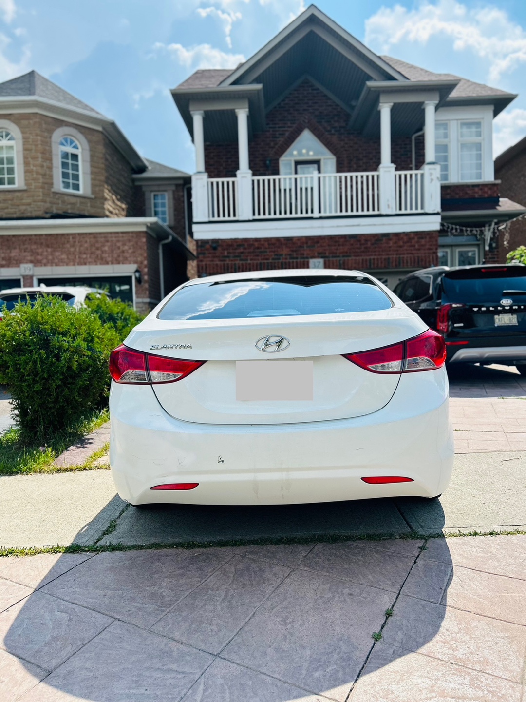 Hyundai Elantra - White Sedan - photo 2