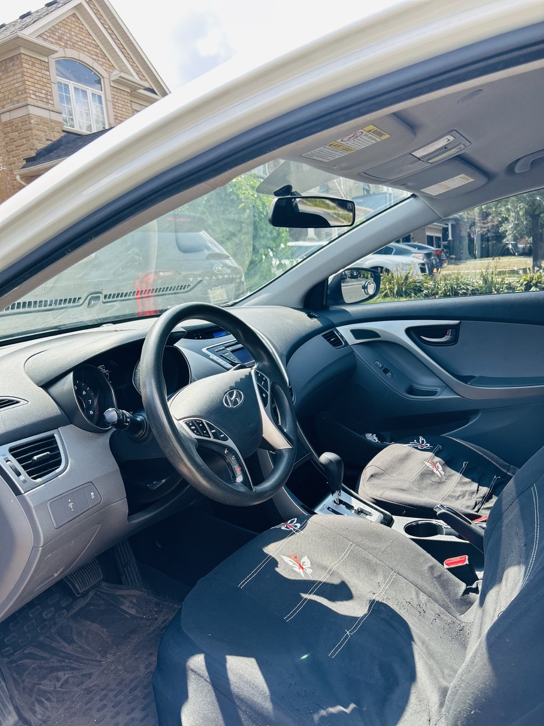 Hyundai Elantra - White Sedan - photo 5