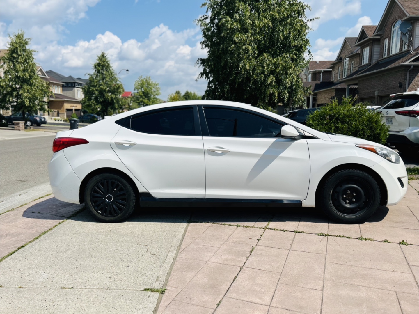 Hyundai Elantra - White Sedan - photo 4