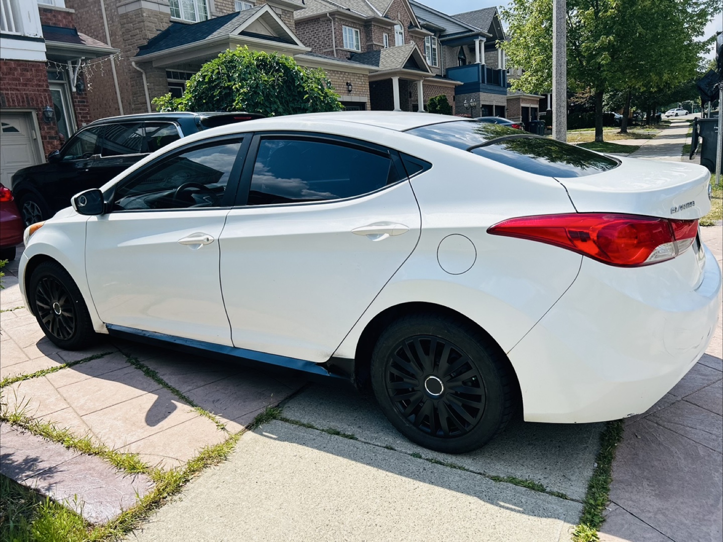 Hyundai Elantra - White Sedan - photo 3