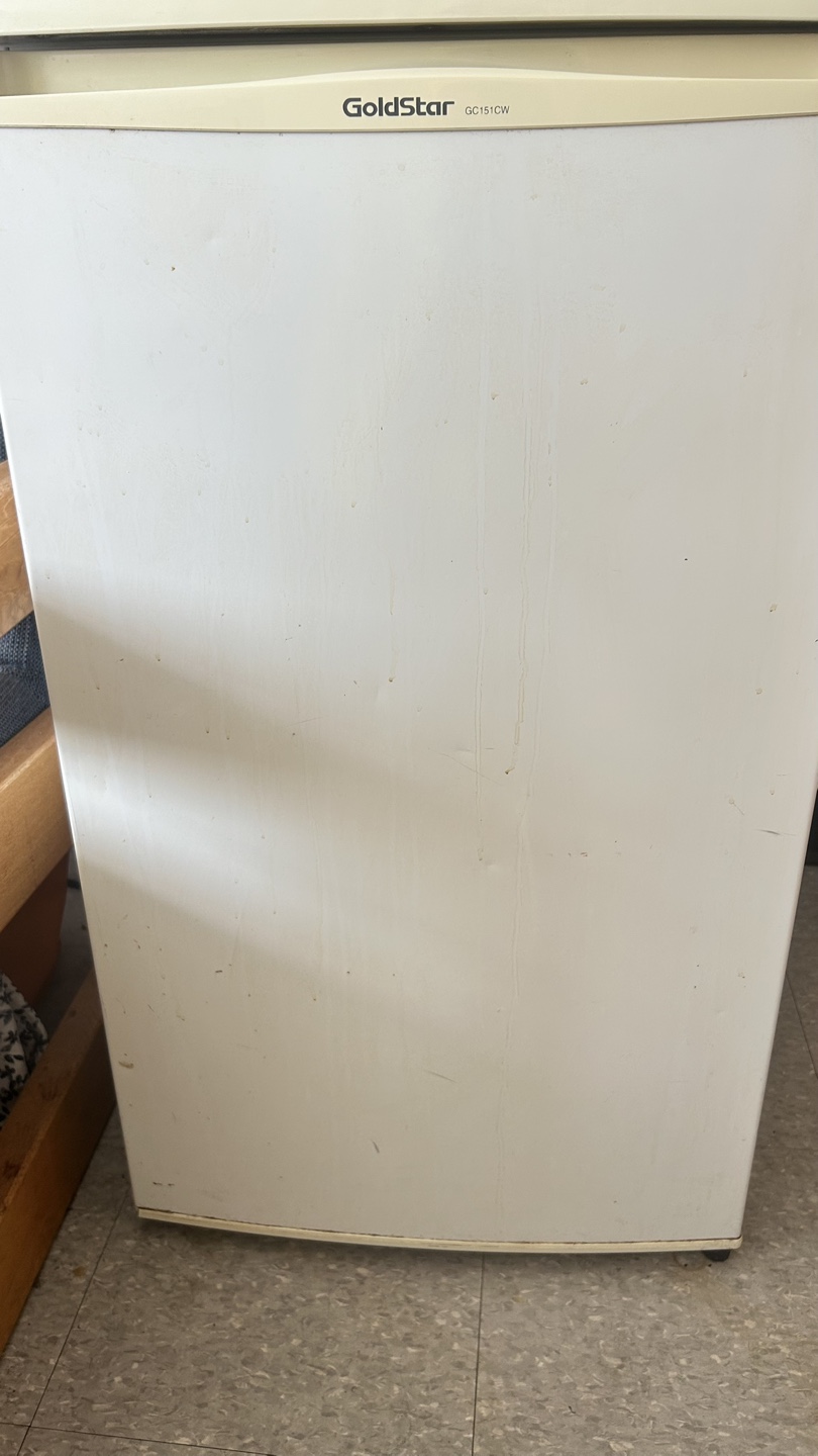 GoldStar GC151CW Mini Fridge