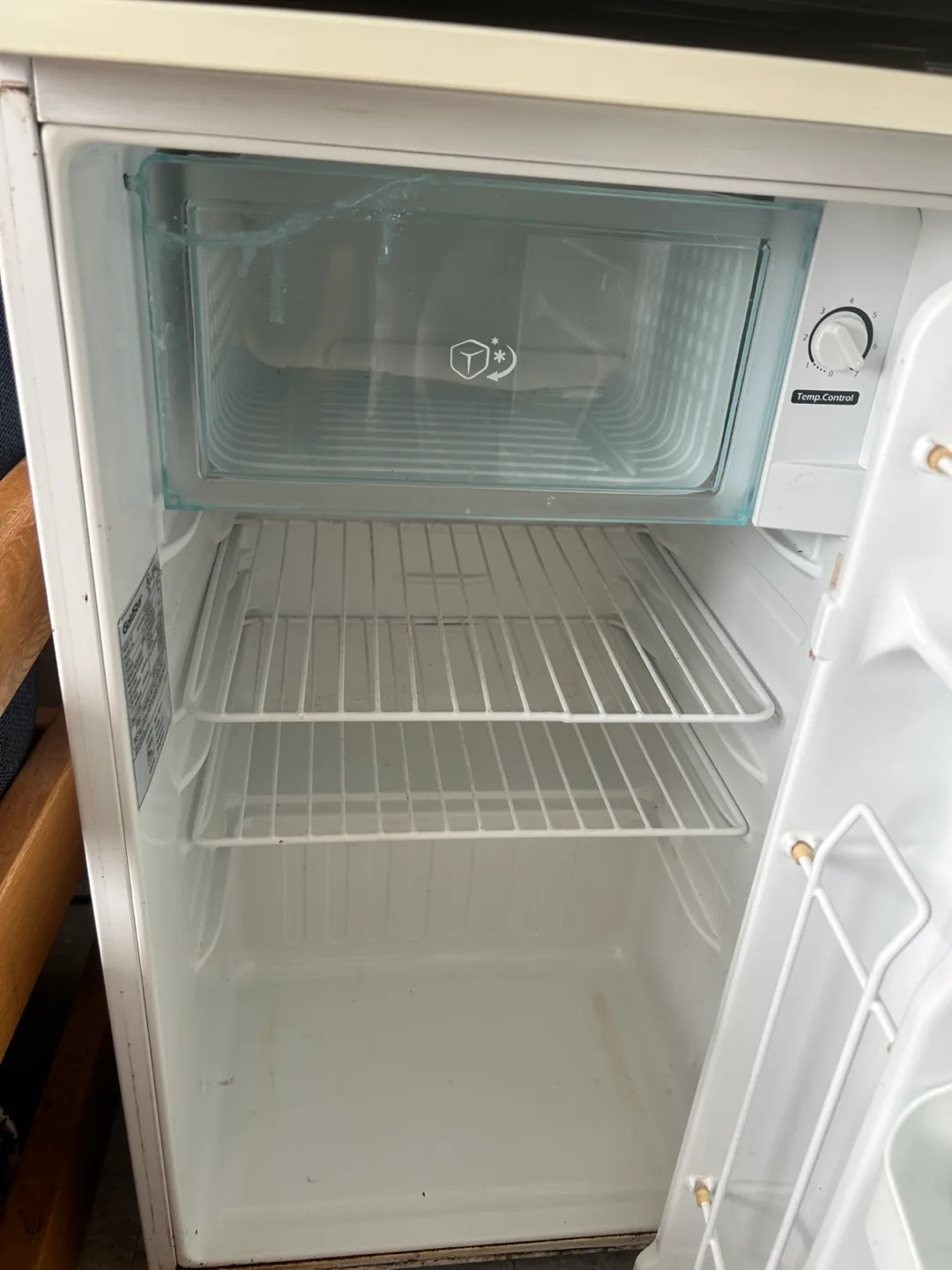 GoldStar GC151CW Mini Fridge image indicator(2)