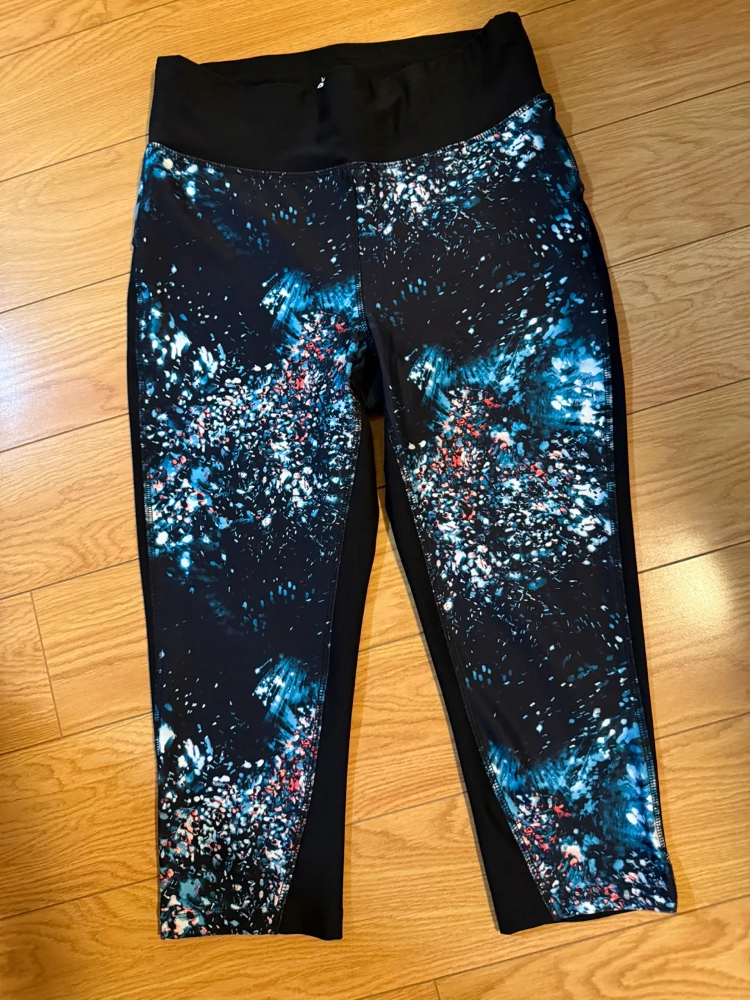 Two cropped capri leggings - Size M/L. $15 for both. image indicator(5)