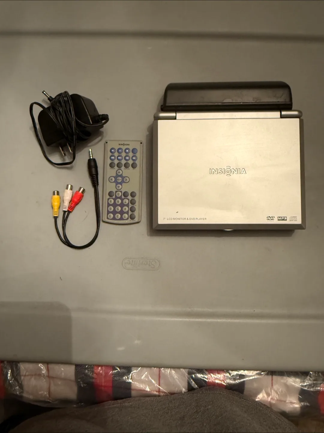 Insignia 7" LCD Monitor & DVD Player. Parts thumbnail