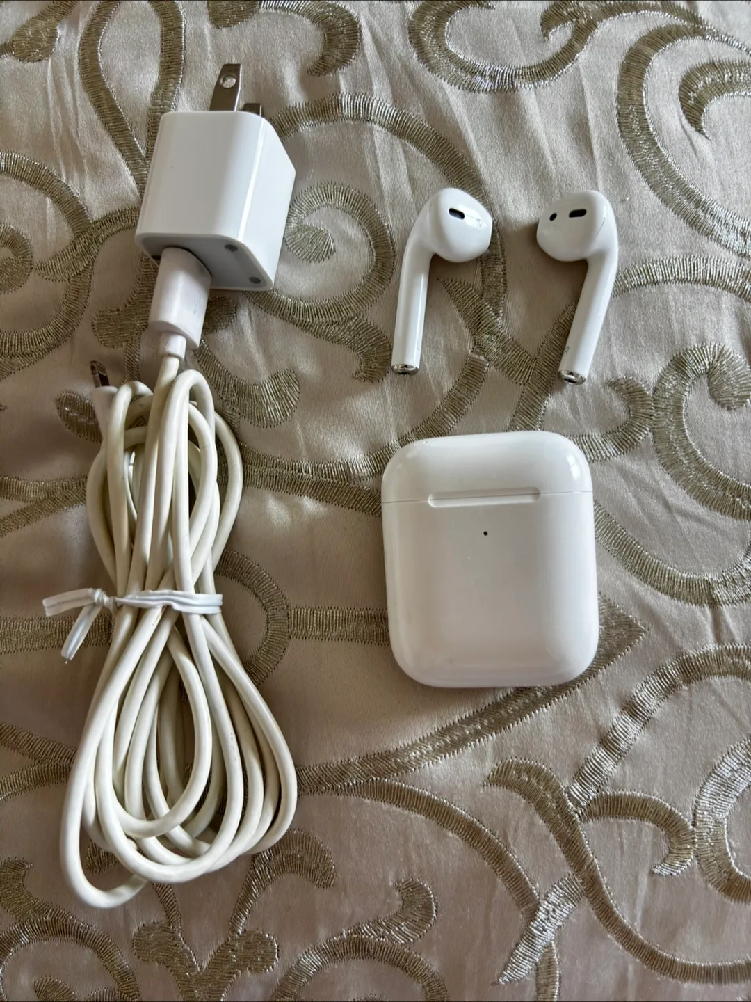 Authentic Apple AirPods witch case cable/wall charge original thumbnail
