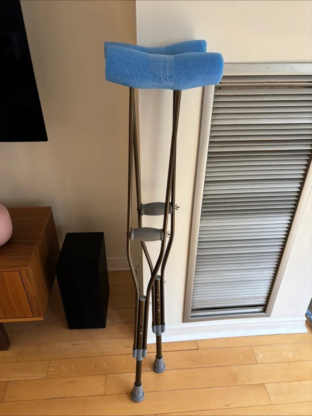 Adjustable Adult Crutches image indicator(2)