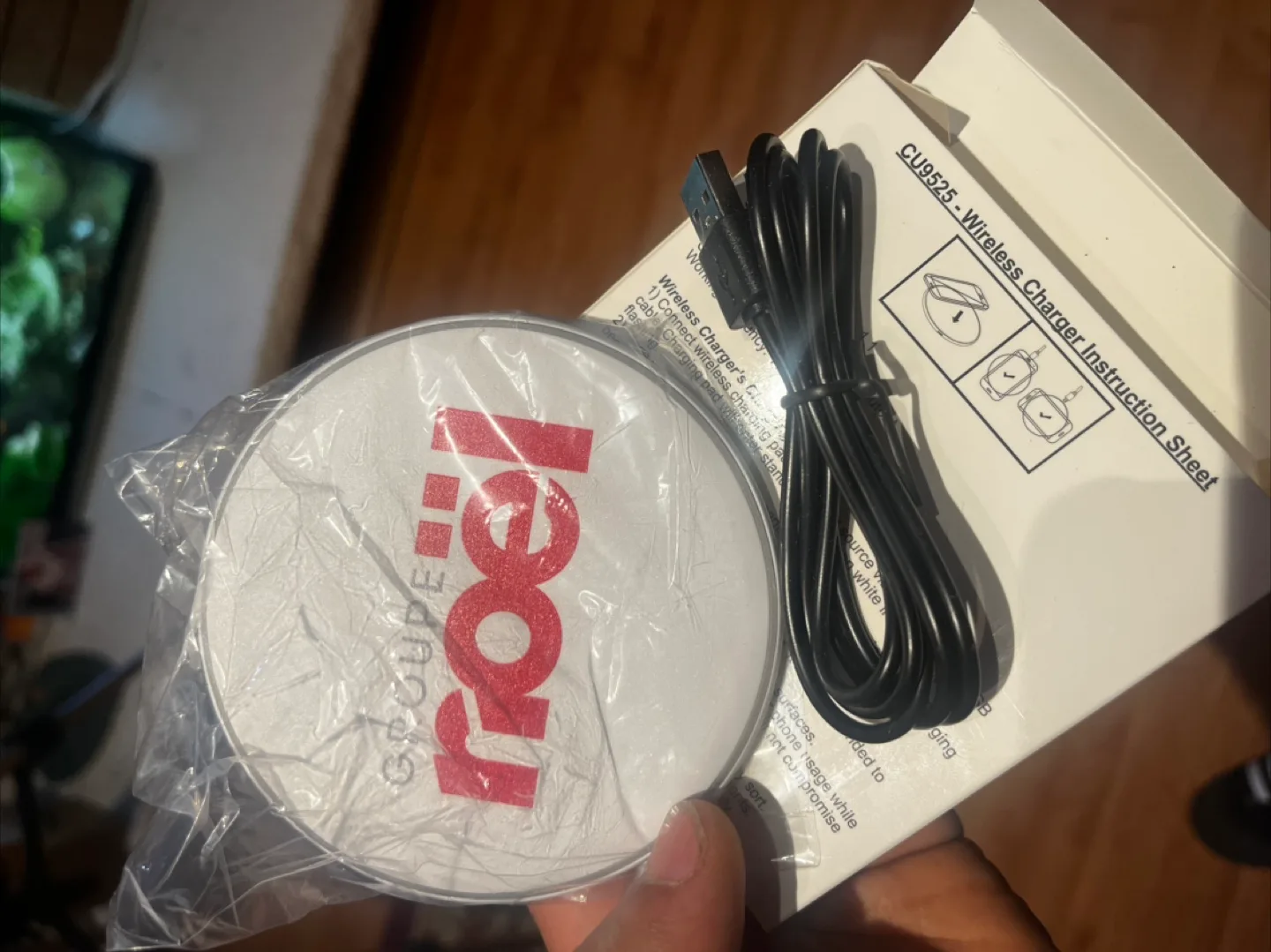 r'oel wireless charger - new in box image indicator(2)