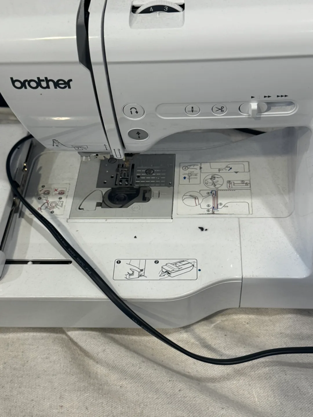Brother SE600 Sewing and Embroidery Machine image indicator(4)
