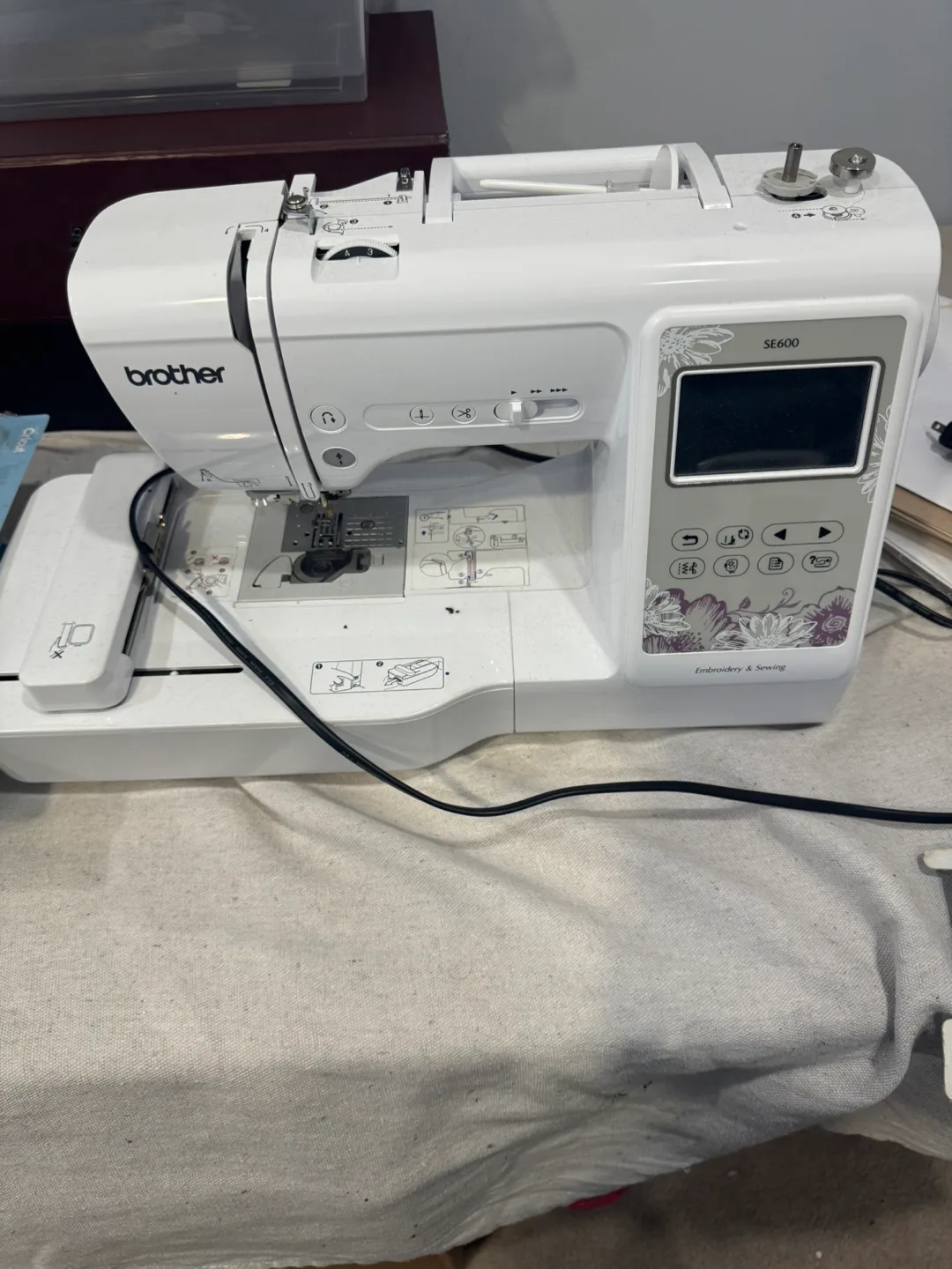 Brother SE600 Sewing and Embroidery Machine image indicator(3)