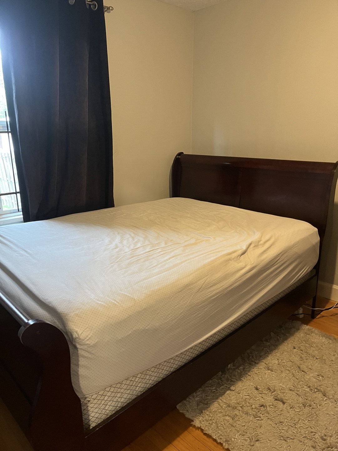Free Queen size Sleigh Bed Frame - Dark Wood - photo 2