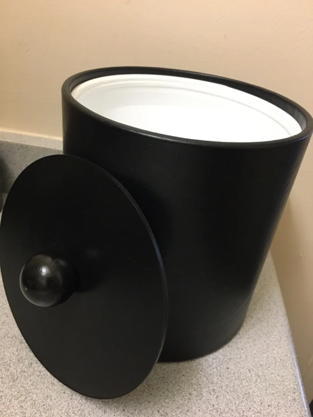 Black Ice Bucket with Lid & Tongs image indicator(4)