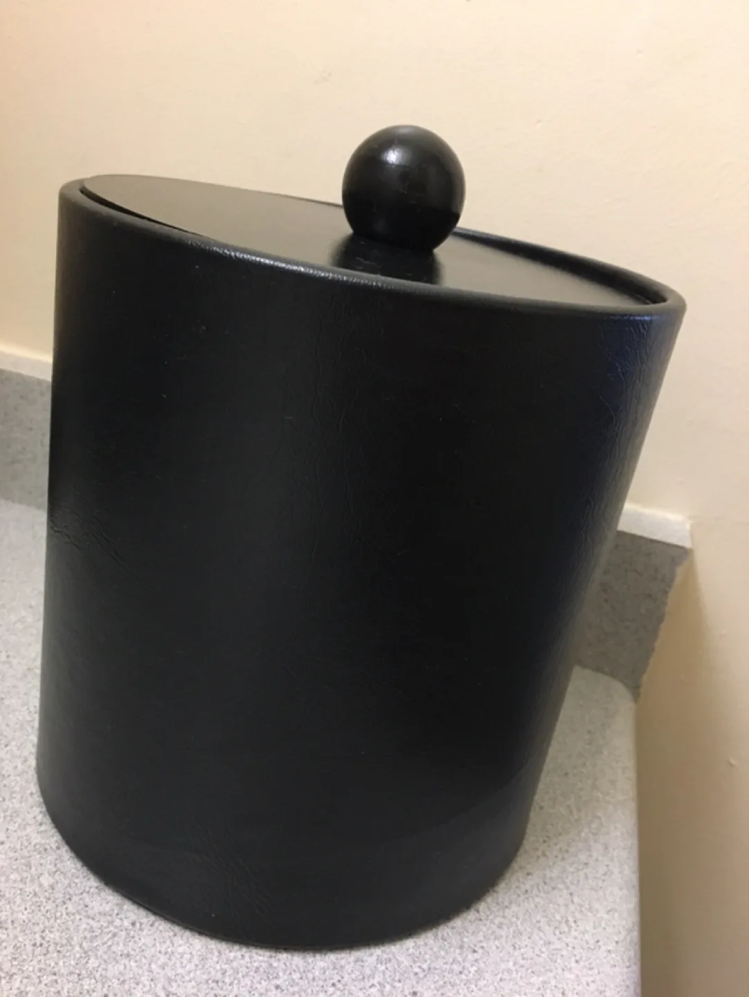 Black Ice Bucket with Lid & Tongs image indicator(5)