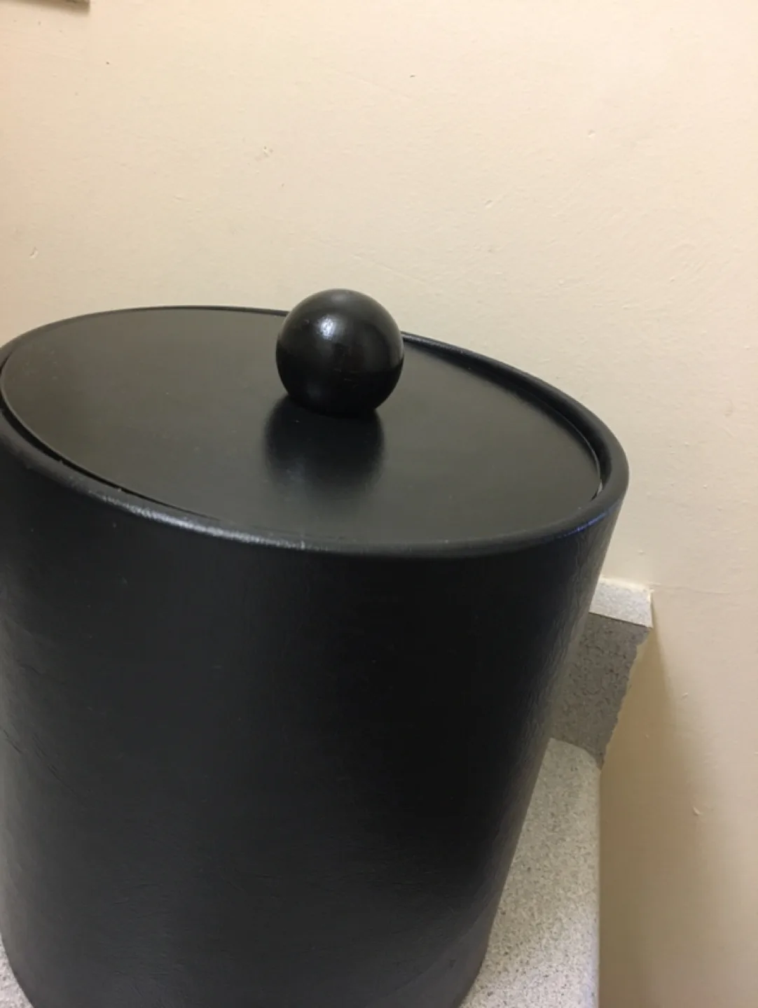 Black Ice Bucket with Lid & Tongs image indicator(6)