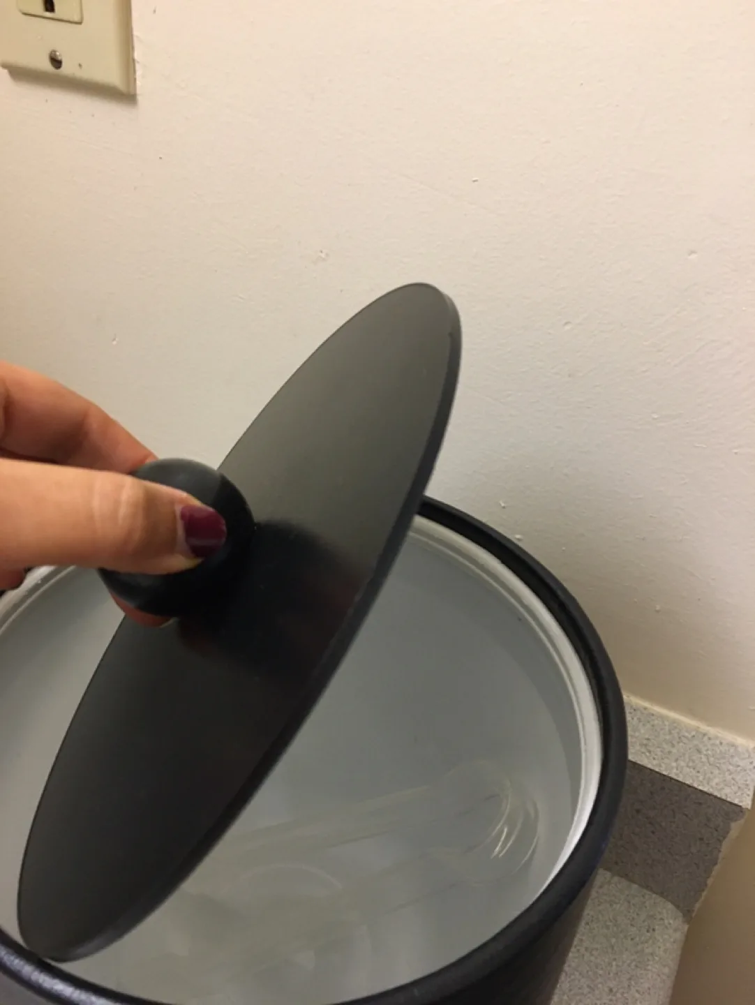 Black Ice Bucket with Lid & Tongs image indicator(7)