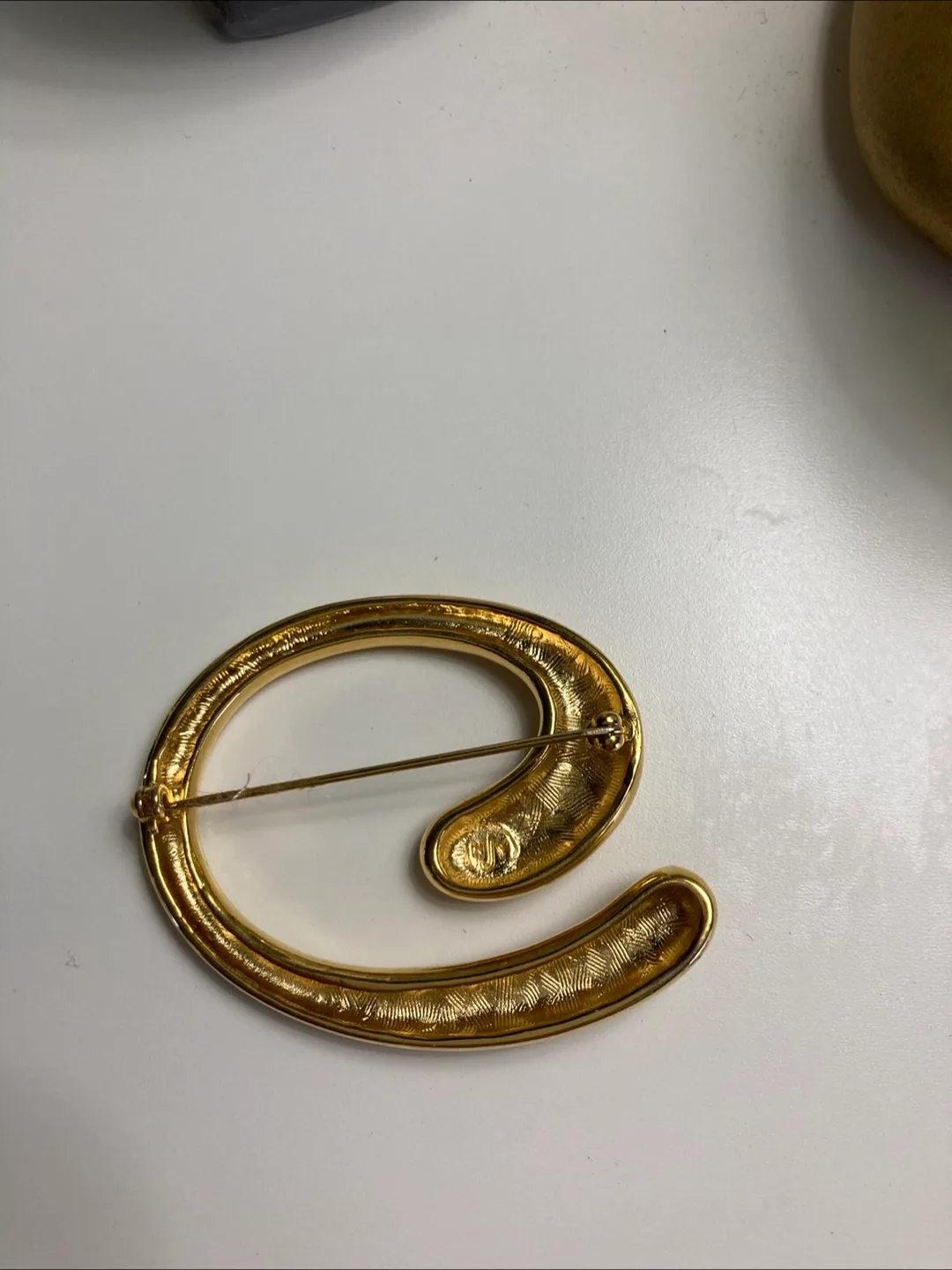 Vintage Gold Tone Brooch image indicator(3)