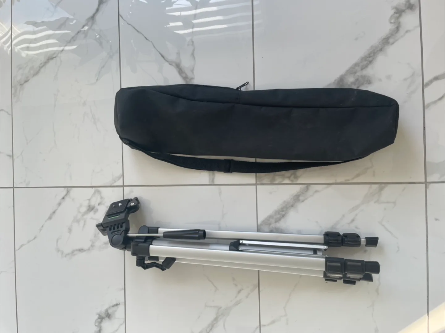 Camera Tripod with Carrying Case image indicator(3)