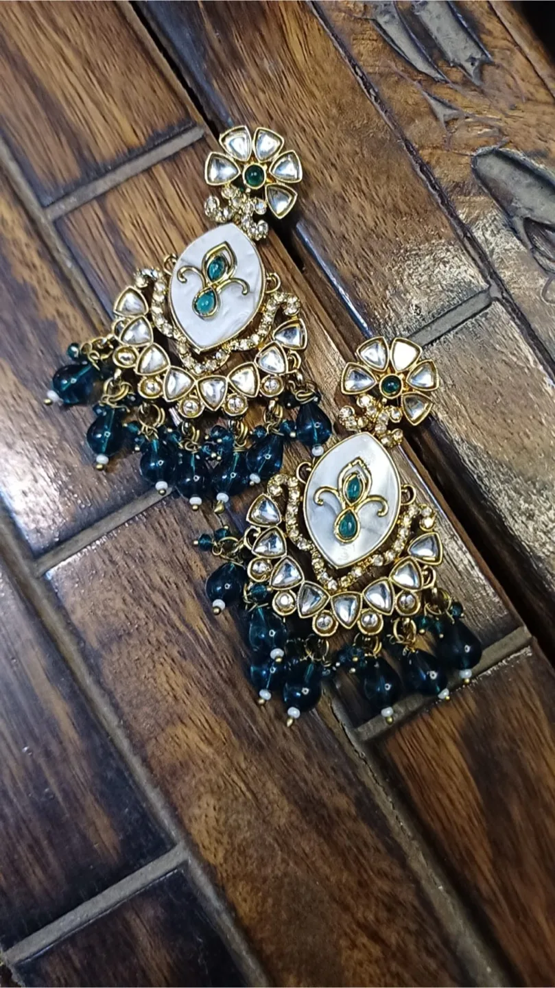 Elegant Kundan Dangle Earrings thumbnail