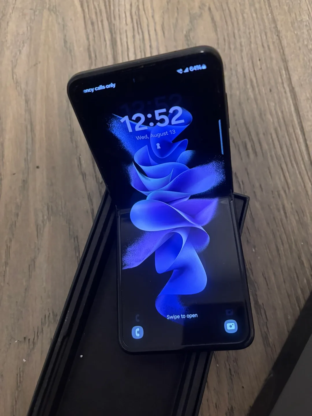 Samsung Galaxy Z Flip 3 5G - Like New! image indicator(2)