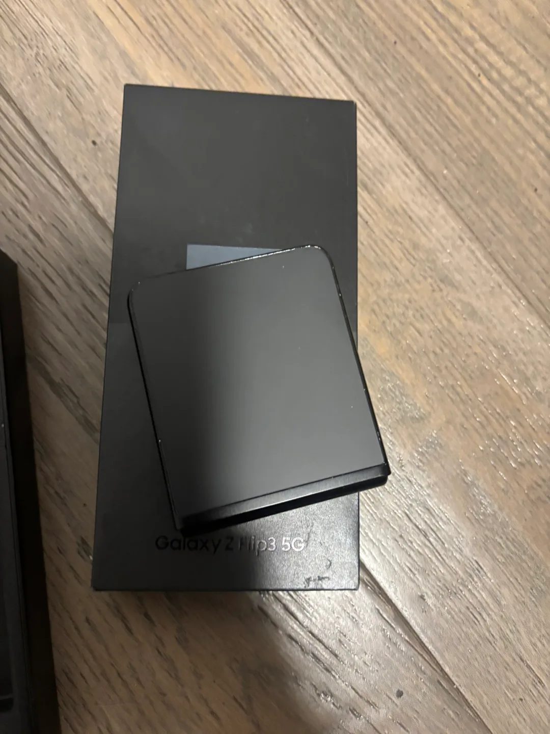 Samsung Galaxy Z Flip 3 5G - Like New! image indicator(4)