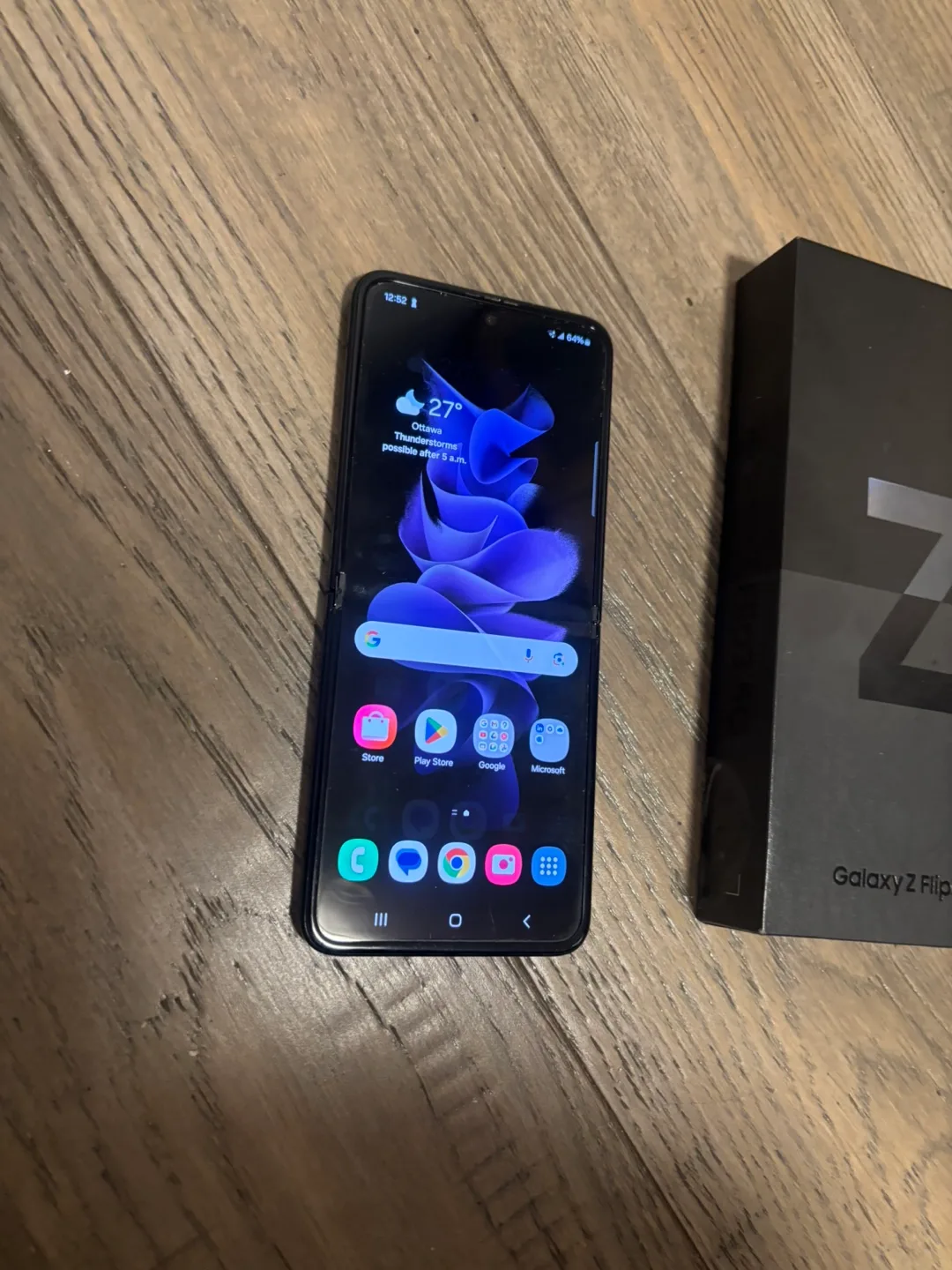 Samsung Galaxy Z Flip 3 5G - Like New! image indicator(7)