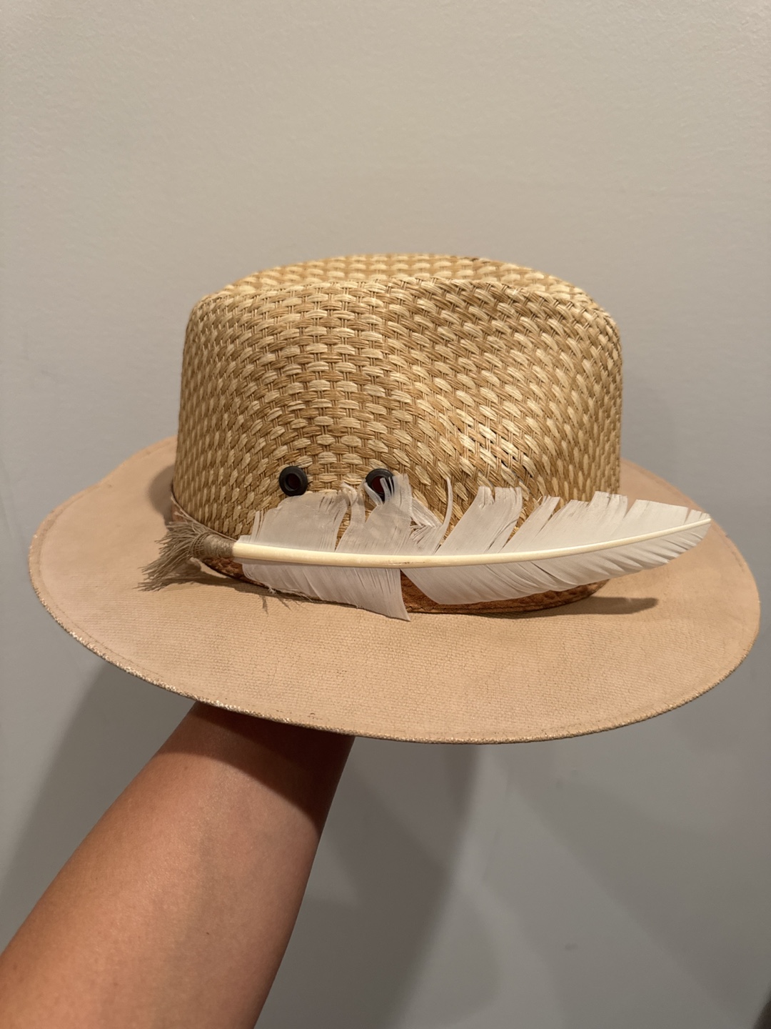 Straw hat with white feather XL