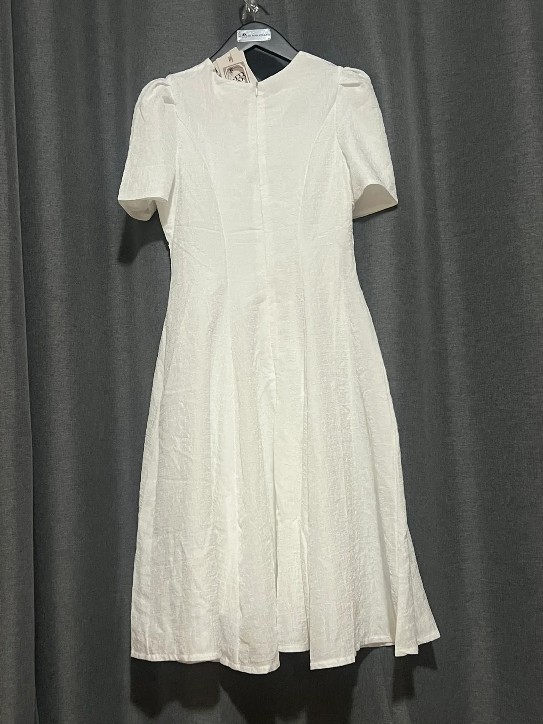 White Dress image indicator(3)
