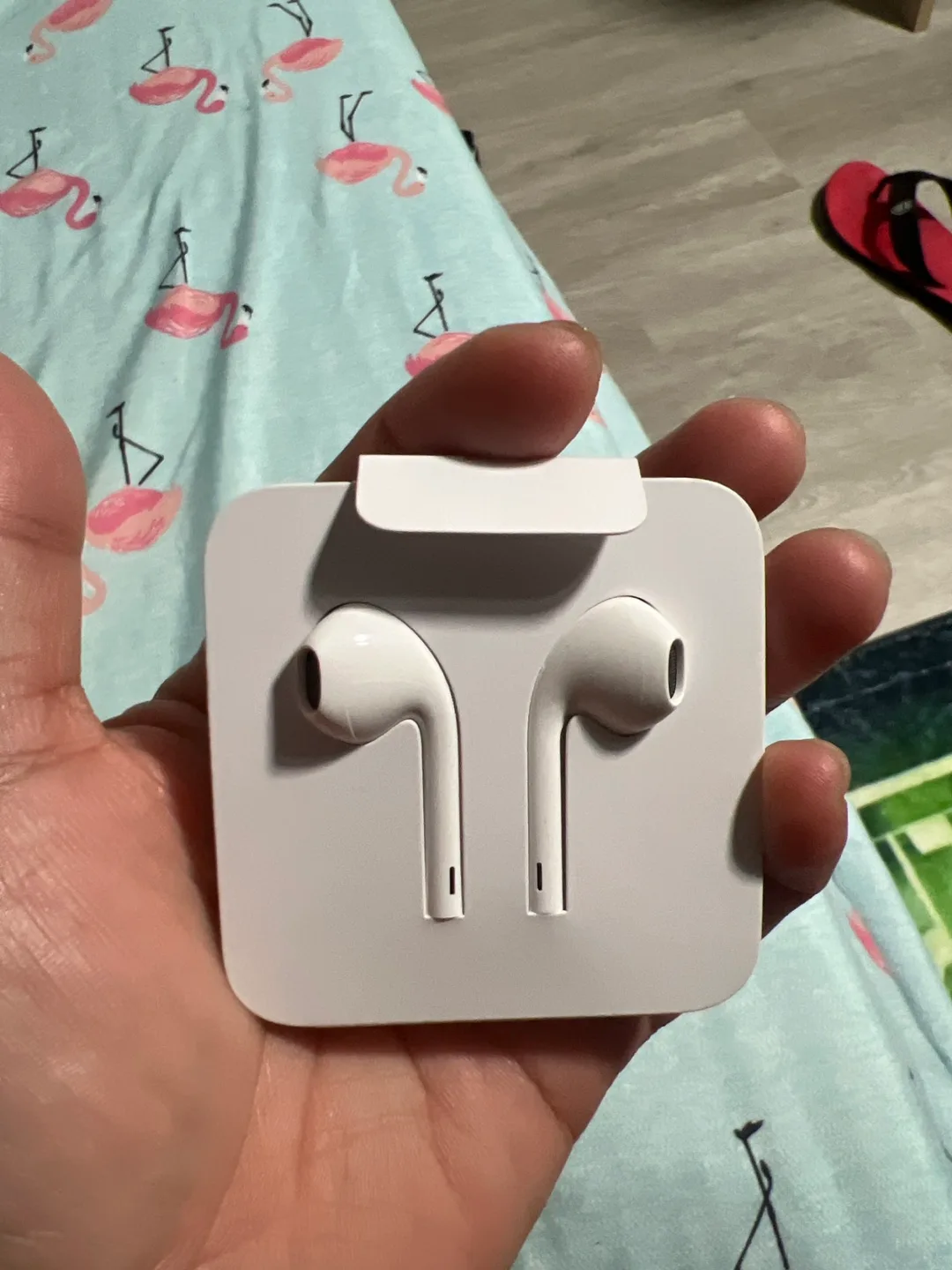New Apple EarPods with 3.5mm Headphone Plug thumbnail