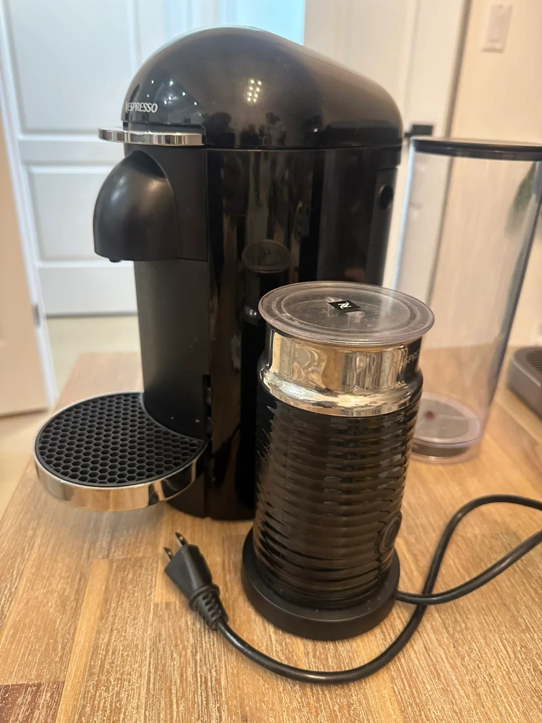 Nespresso Vertuo Next Coffee Machine & Aeroccino image indicator(2)