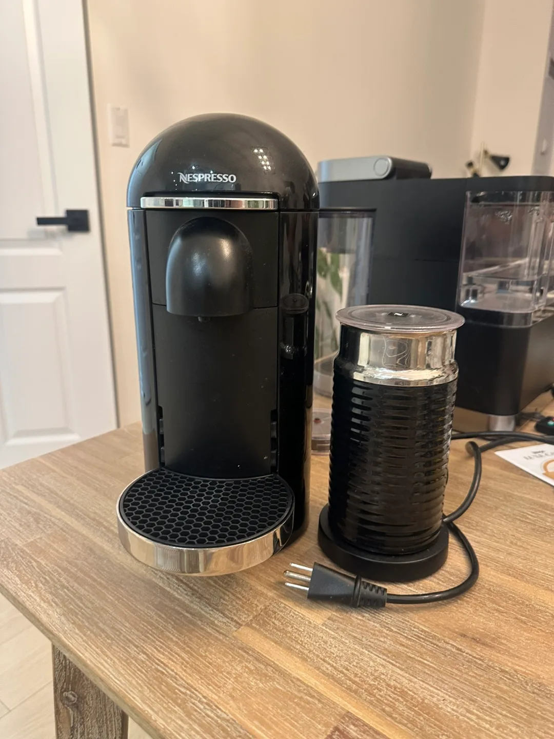 Nespresso Vertuo Next Coffee Machine & Aeroccino image indicator(4)