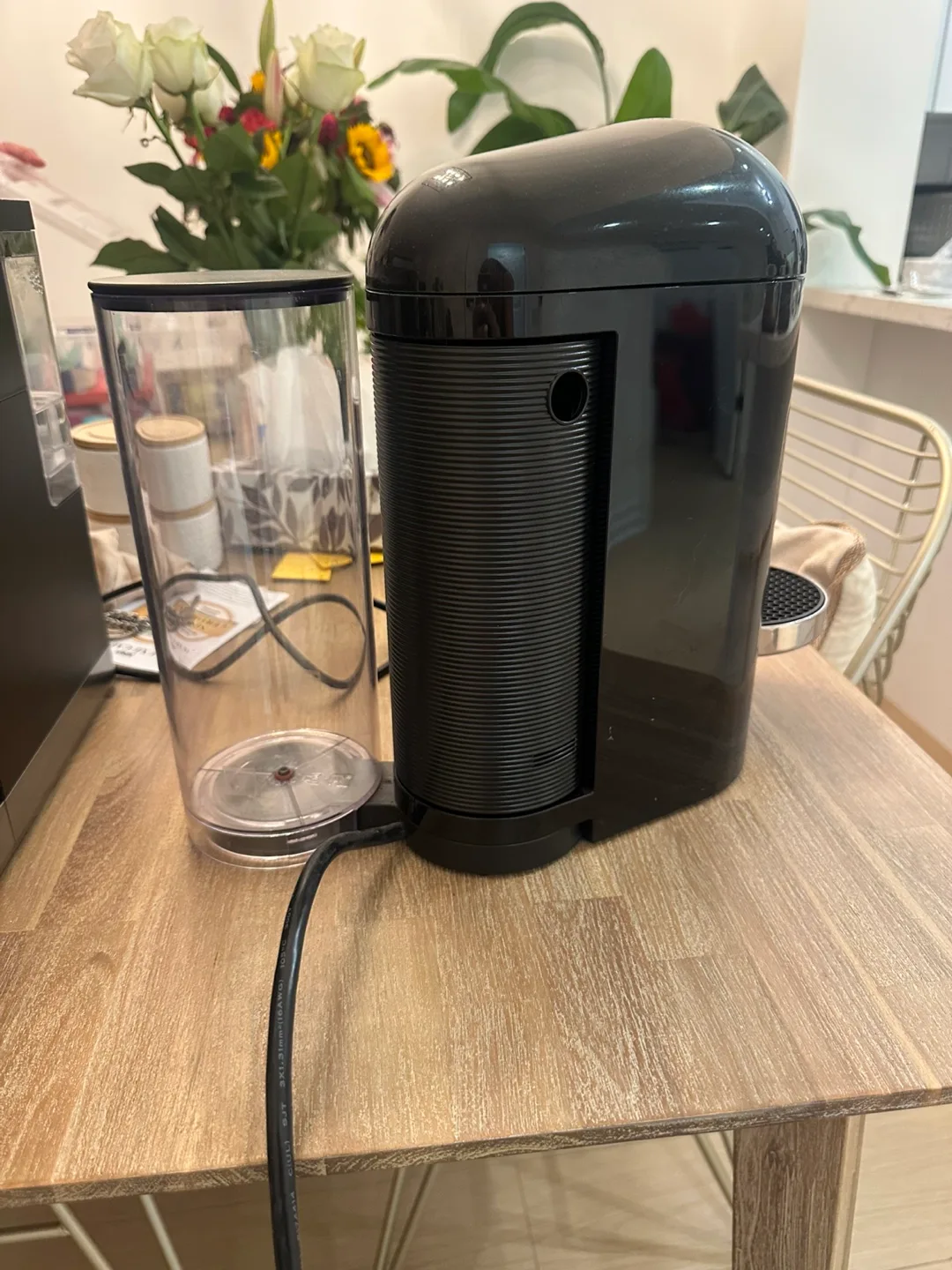 Nespresso Vertuo Next Coffee Machine & Aeroccino image indicator(3)