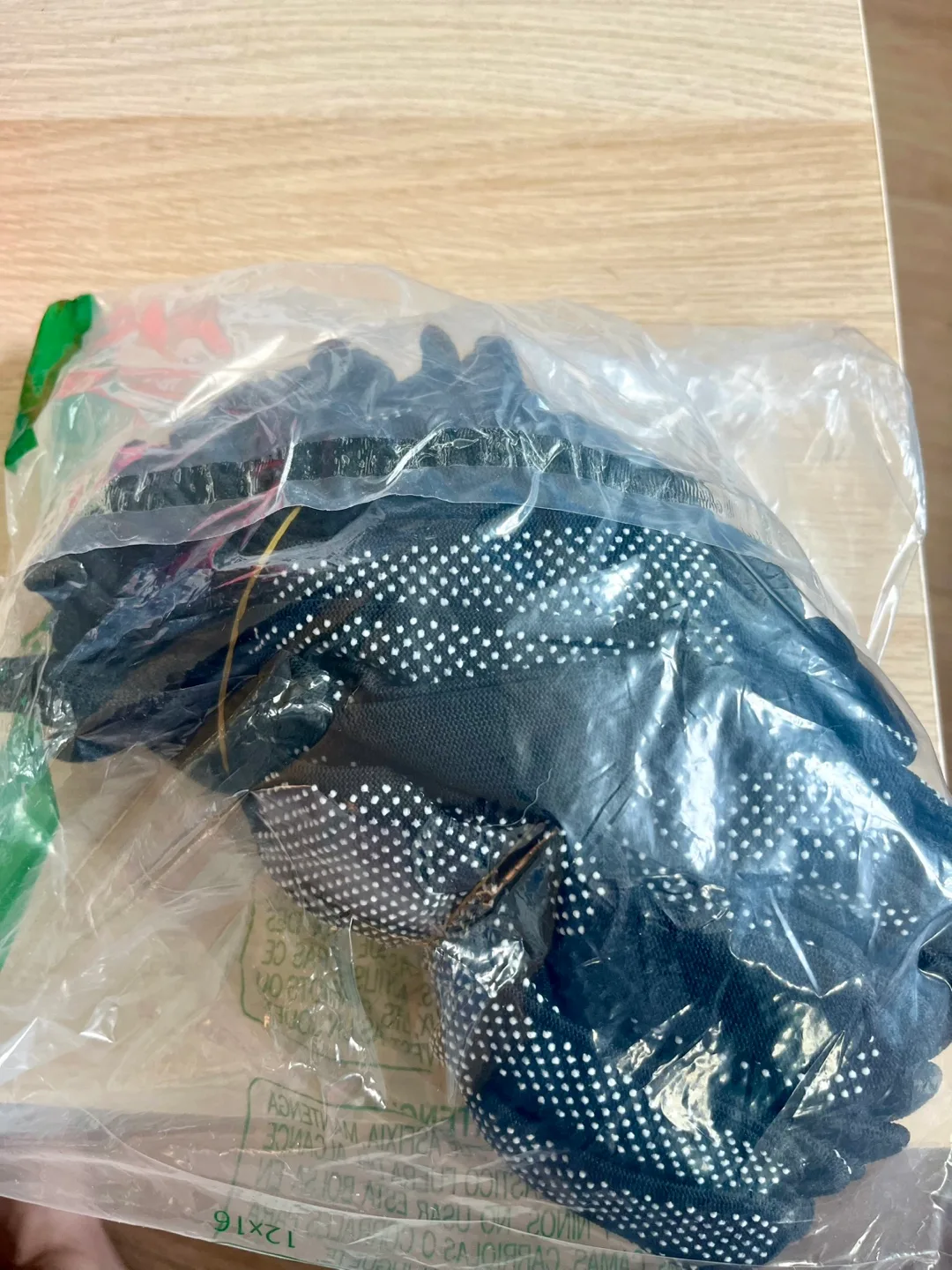 10 New Gloves with Grip - Black image indicator(4)