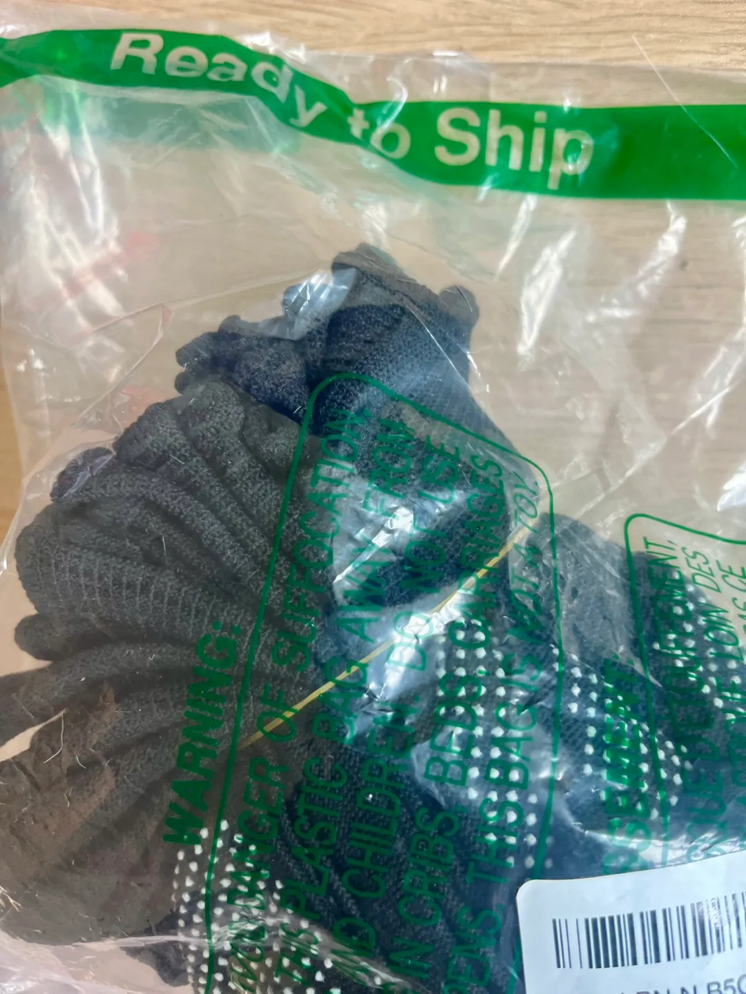 10 New Gloves with Grip - Black image indicator(2)