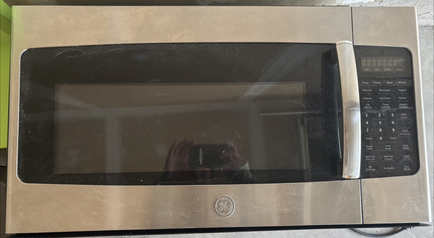 GE Microwave - Great for Quick Meals!