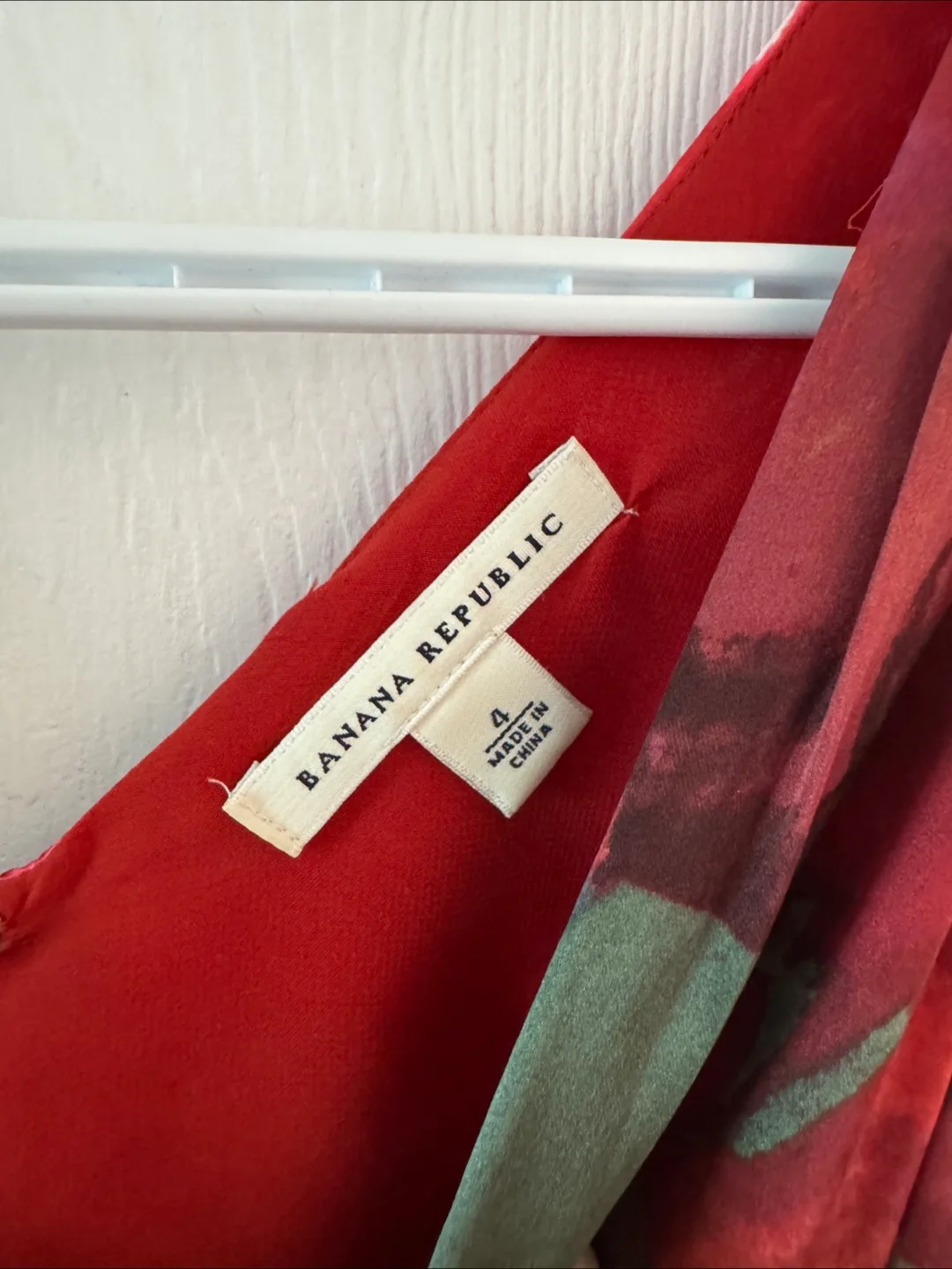 Banana republic size 4 red floral silky feel dress image indicator(2)