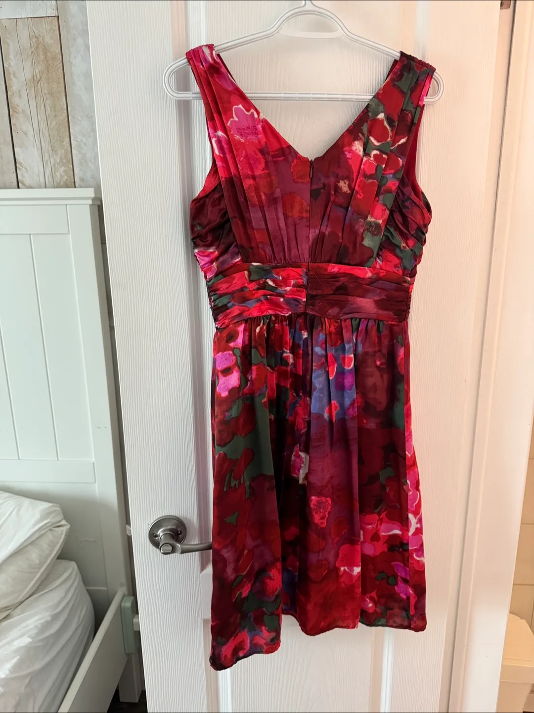 Banana republic size 4 red floral silky feel dress image indicator(3)