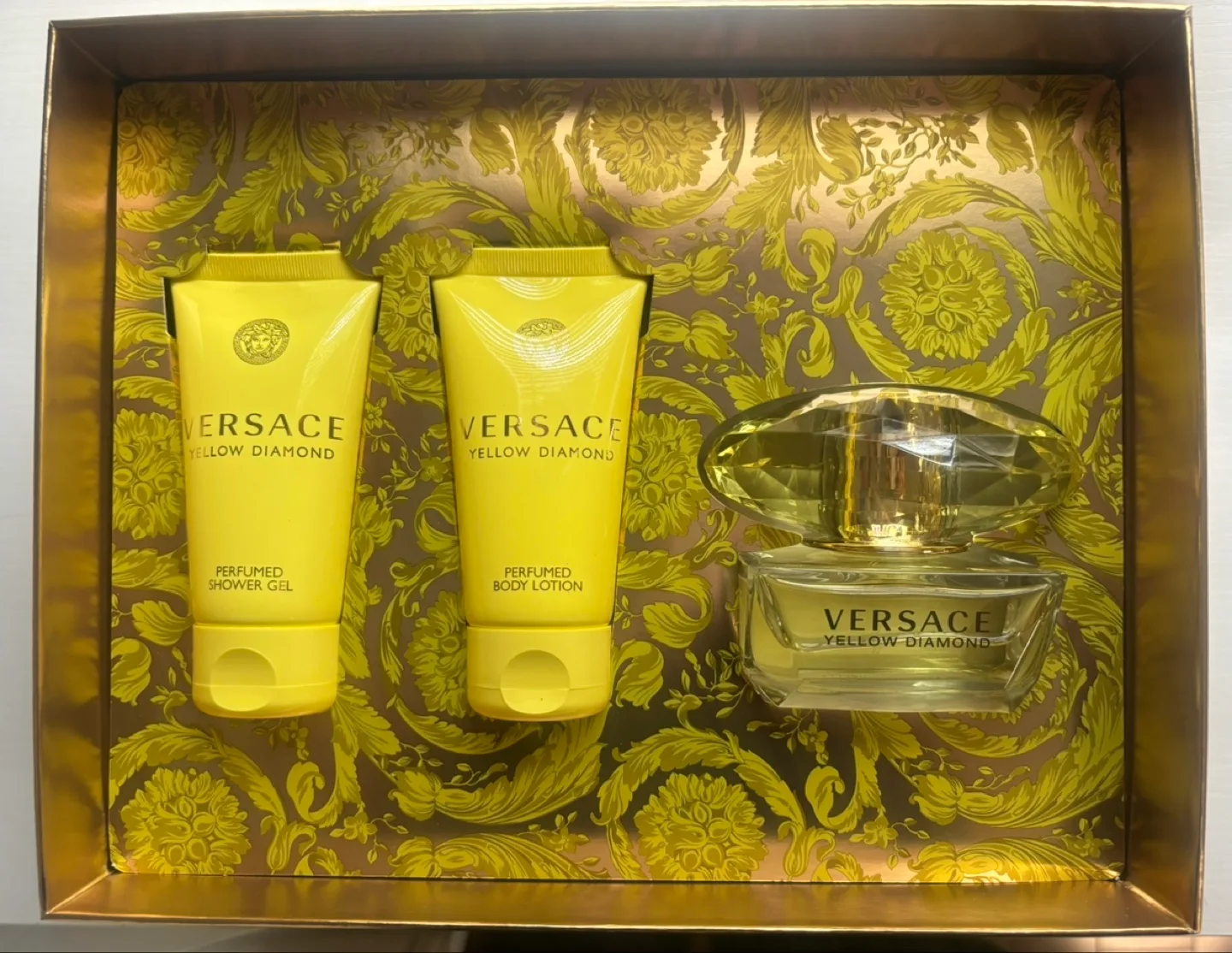 Versace Yellow Diamond Perfume Gift Set thumbnail