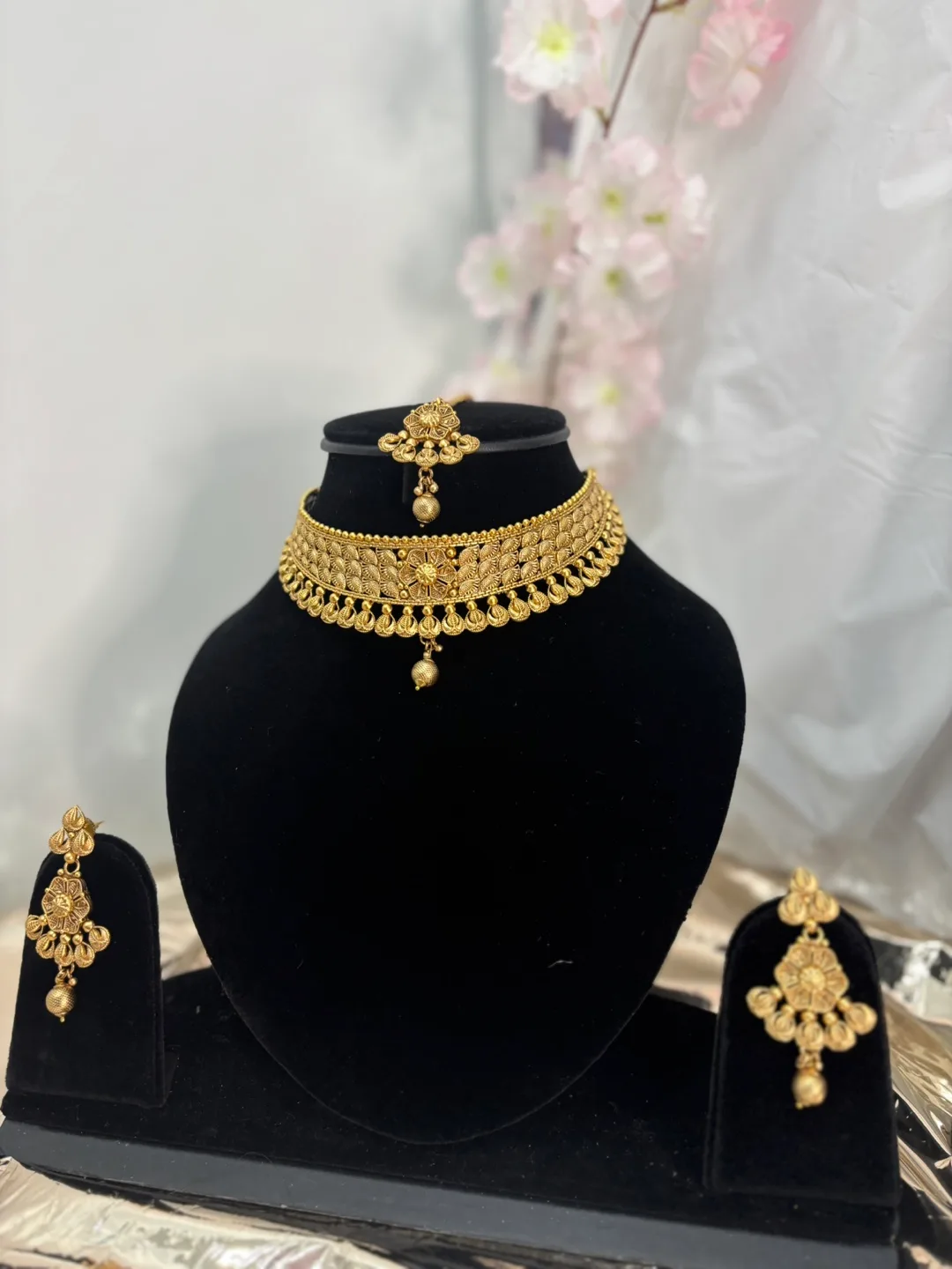 Gold-toned Choker Necklace Set image indicator(3)