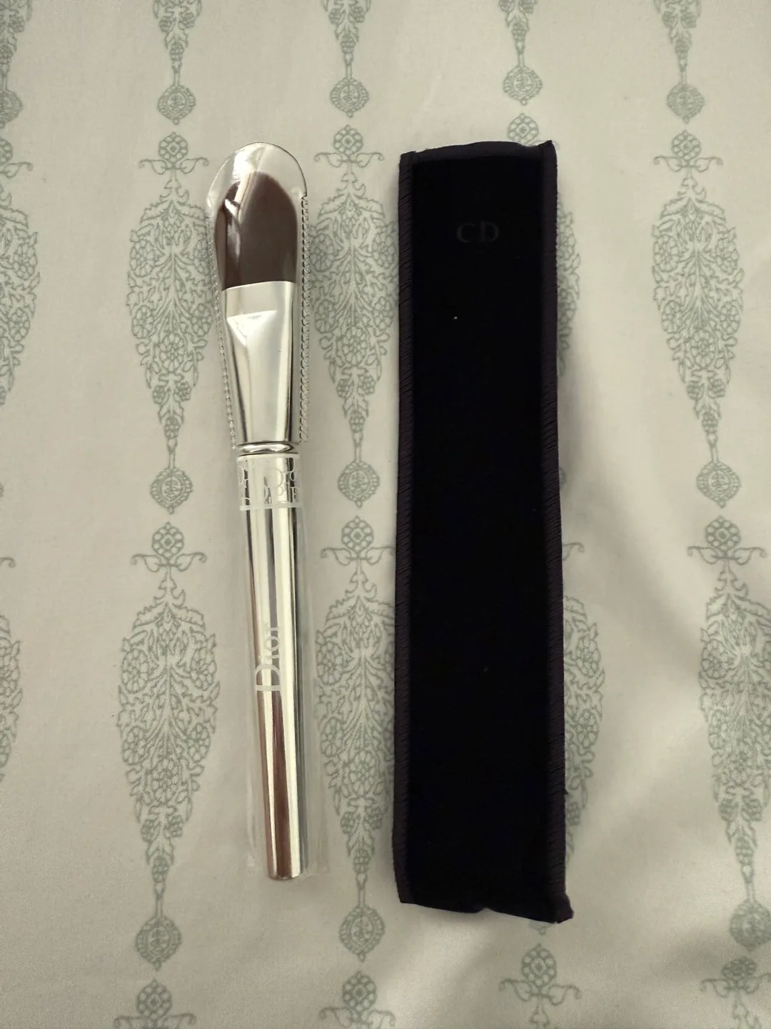 Dior Makeup Brush Set with Pouch image indicator(3)