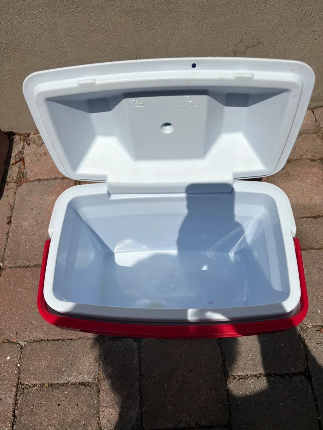 Rubbermaid Cooler - Great for Picnics! image indicator(3)