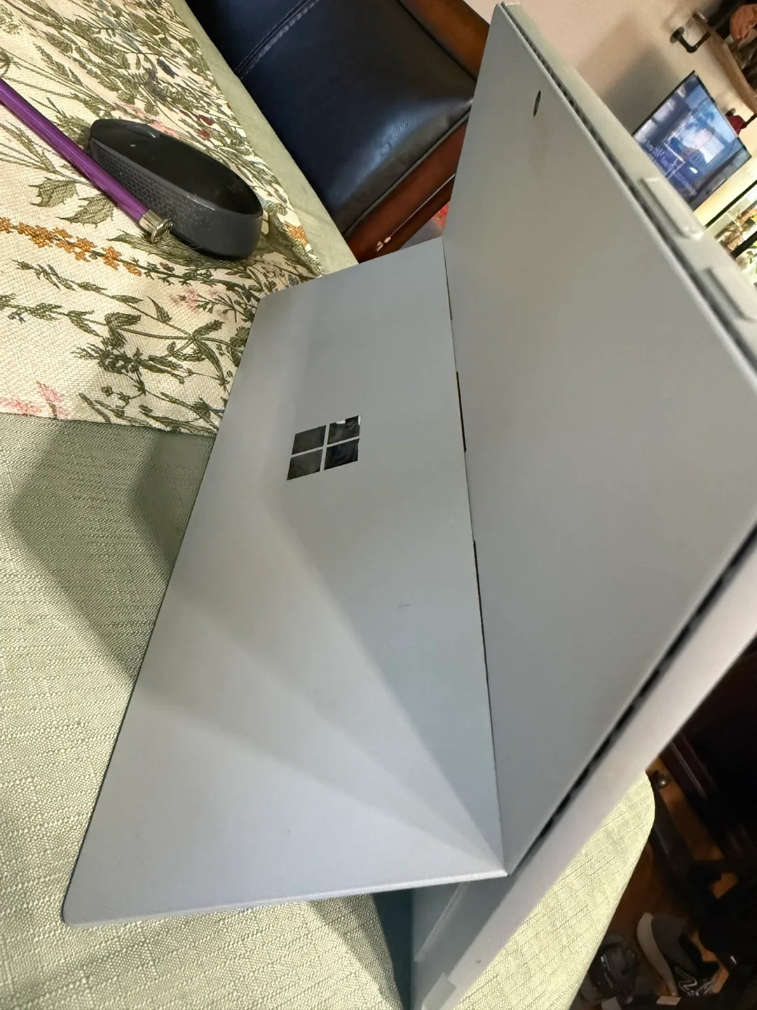 Cracked screen  Microsoft Surface Pro 7 tablet laptop image indicator(7)