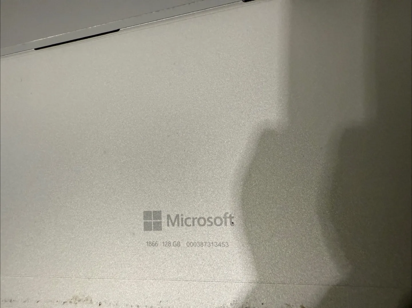 Cracked screen  Microsoft Surface Pro 7 tablet laptop image indicator(8)