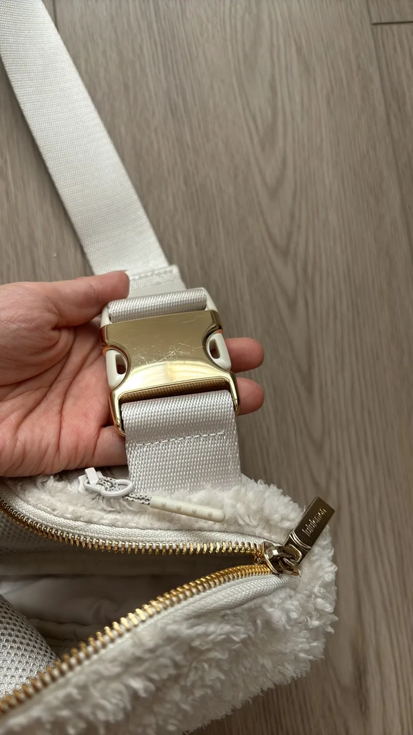 Lululemon everywhere belt bag 1L- white Sherpa image indicator(3)