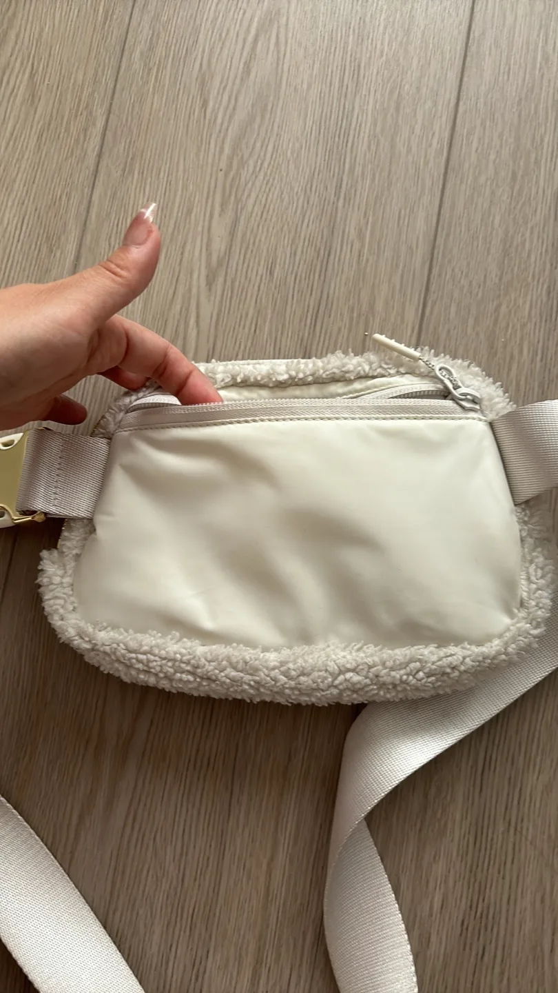 Lululemon everywhere belt bag 1L- white Sherpa image indicator(4)