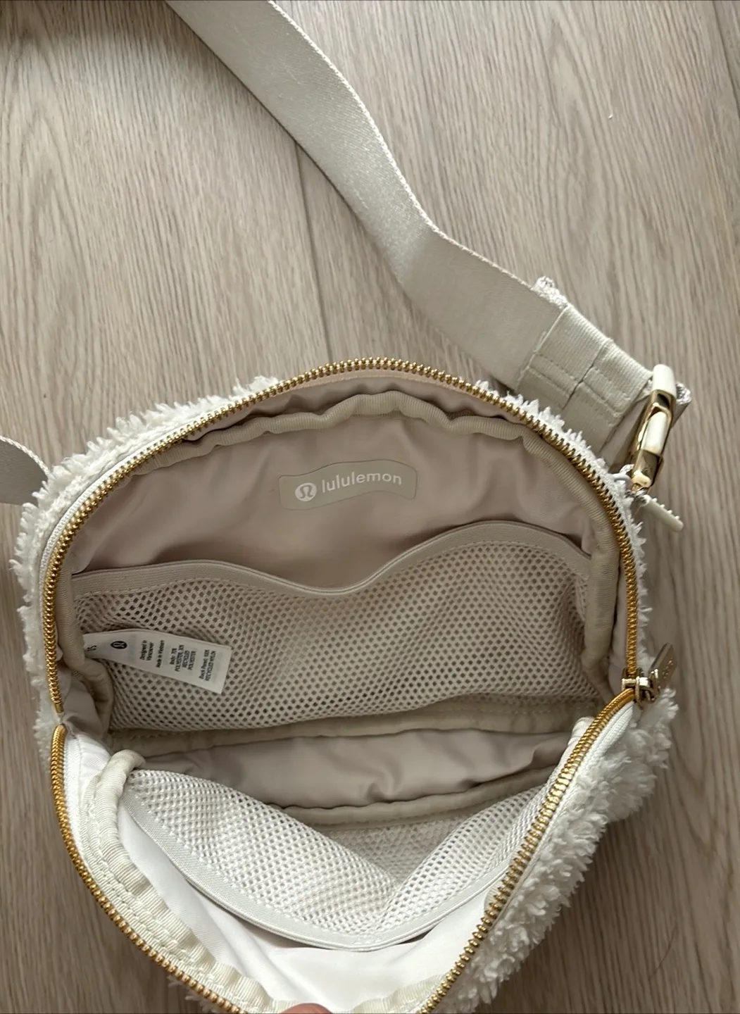 Lululemon everywhere belt bag 1L- white Sherpa image indicator(2)