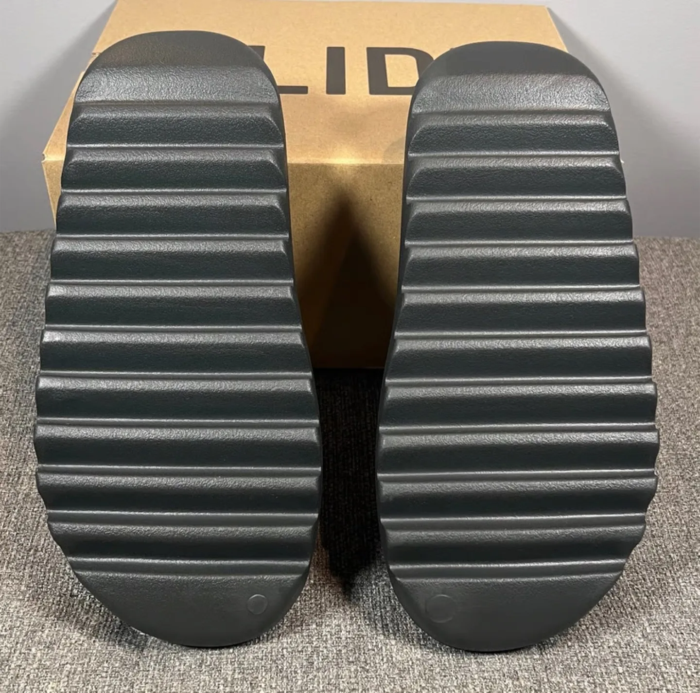 Brand New Yeezy Slides Onyx Size 10 and 11( No Box ) image indicator(3)