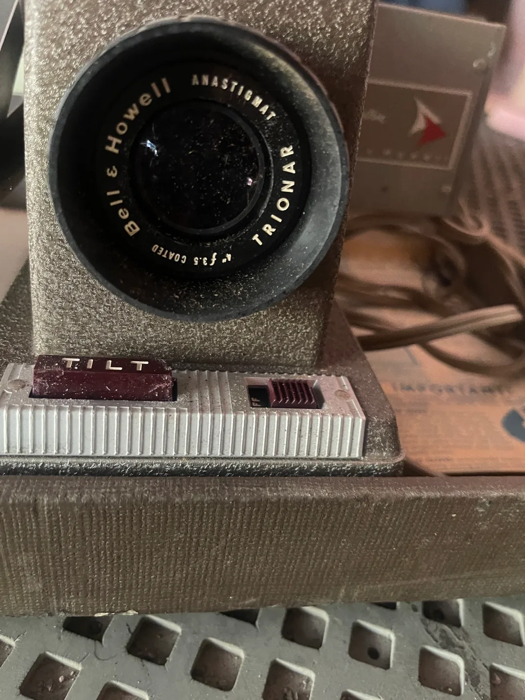 Bell & Howell Headliner Projector w/ Case image indicator(3)